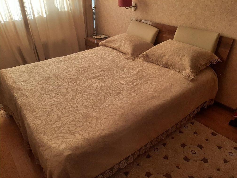 - un lit avec 2 oreillers dans une chambre dans l'établissement Casa la montañita, à Quito