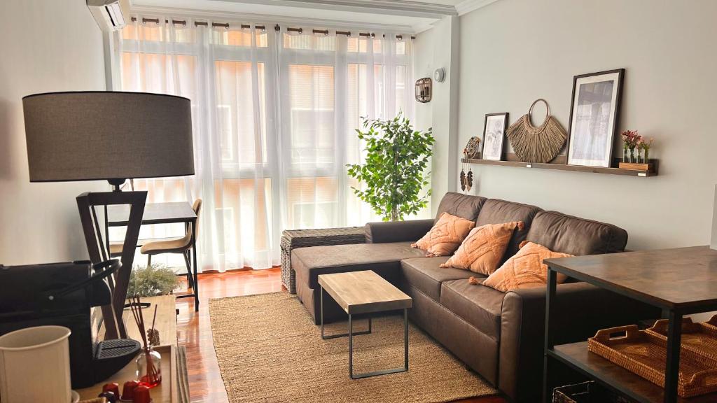 salon z kanapą i stołem w obiekcie Exclusivo "Gran Bilbao" Suite Deluxe PARKING OPCIONAL w mieście Santurce