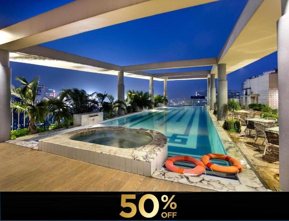 una piscina con due kayak gonfiabili accanto ad essa di FARS Hotel & Resorts - BAR-Buffet-Pool-SPA a Dhaka