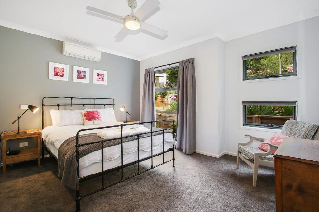 布赖特Always Bright - A Bright Escape的一间卧室，里面有一张床和一扇窗户。