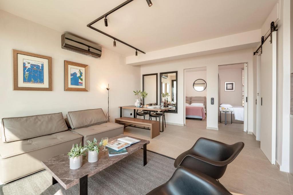 een woonkamer met een bank en een tafel bij Luxury House With Private Pool At Elia Beach(Mykonos) in Mykonos-stad