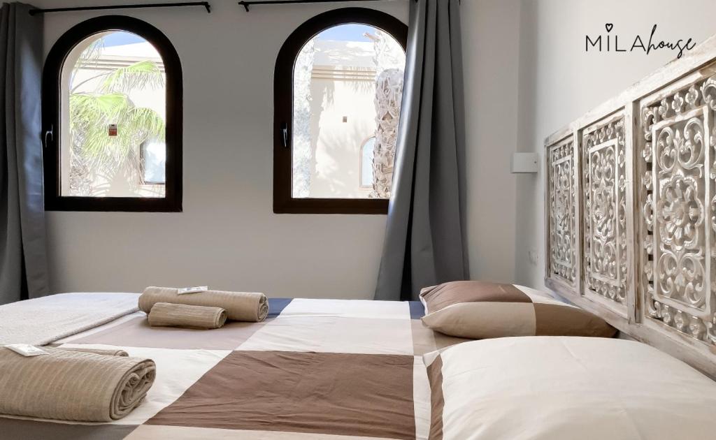 - une chambre avec un grand lit et 2 fenêtres dans l'établissement Amazing Oasi casa Mila wifi free by Rentalfue, à Corralejo