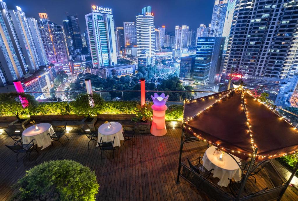 uma vista para uma cidade à noite com luzes em 重庆江北观音桥高悦酒店地铁站店 em Chongqing