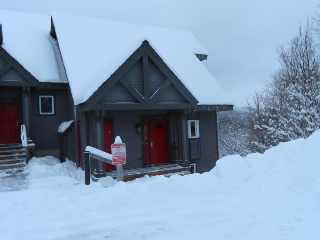 Luxury 5 Bed 4 Bath Ski in Ski out Jay Peak SV125 Trailside, pet friendly, Jay Updated 2024 Prices