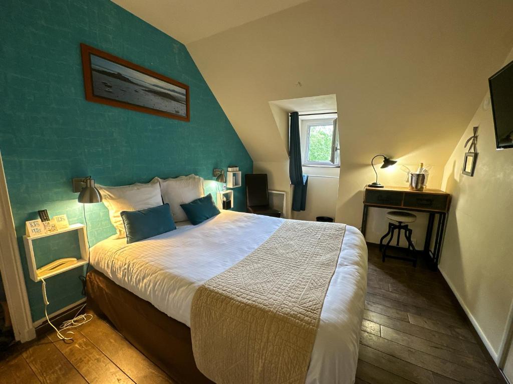 Voodi või voodid majutusasutuse Logis Hôtel Le Manoir Des Portes toas