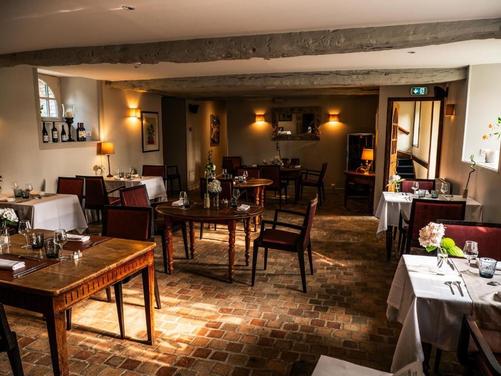 Istumisnurk majutusasutuses Logis Hôtel Le Manoir Des Portes