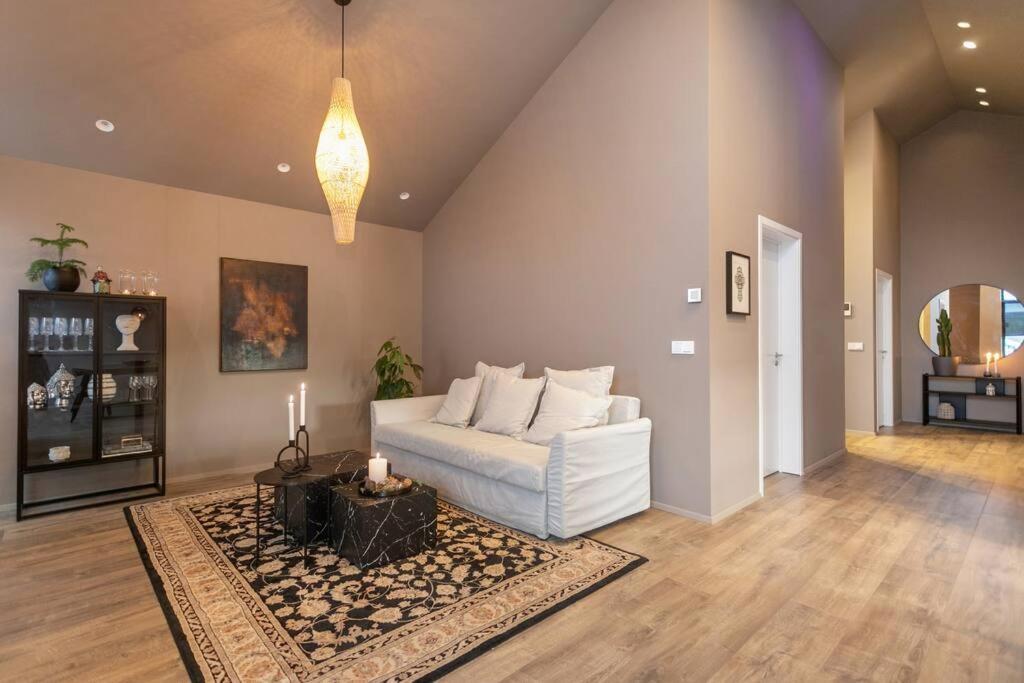 uma sala de estar com um sofá branco e um tapete em Luxury down town/Free parking em Reykjavík