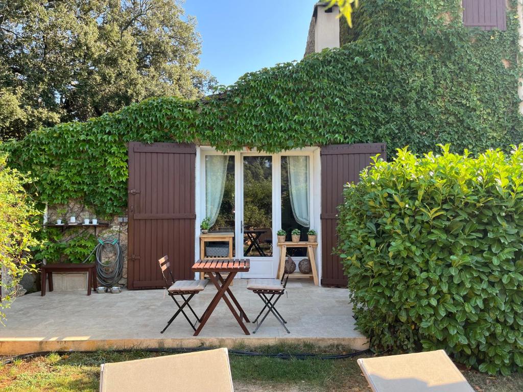 Photo de la galerie de l'établissement Charmante dépendance avec jardin dans Domaine privé à 10 mn d’Aix en PCe, à Saint-Marc-Jaumegarde