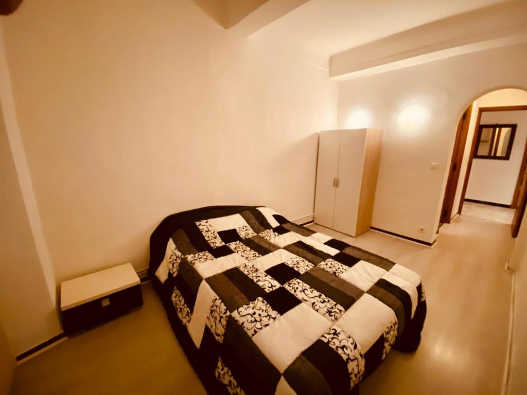 1 dormitorio con 1 cama en blanco y negro en Bel appartement, centre culturel, en Vallauris
