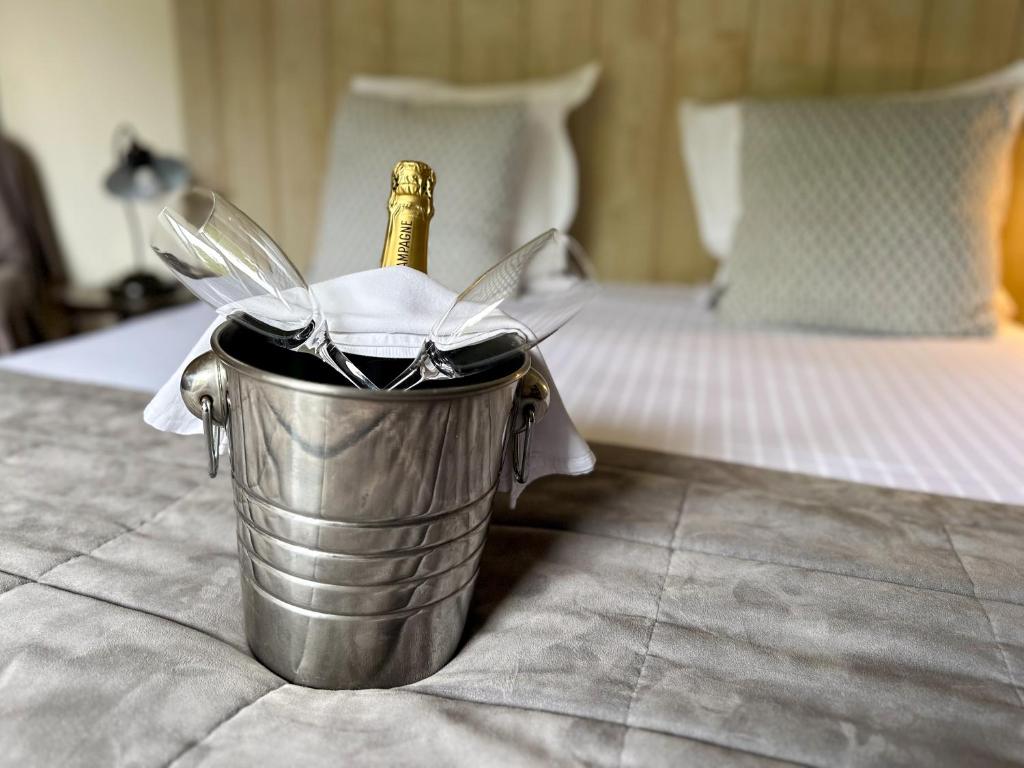 Voodi või voodid majutusasutuse Logis Hôtel Le Manoir Des Portes toas