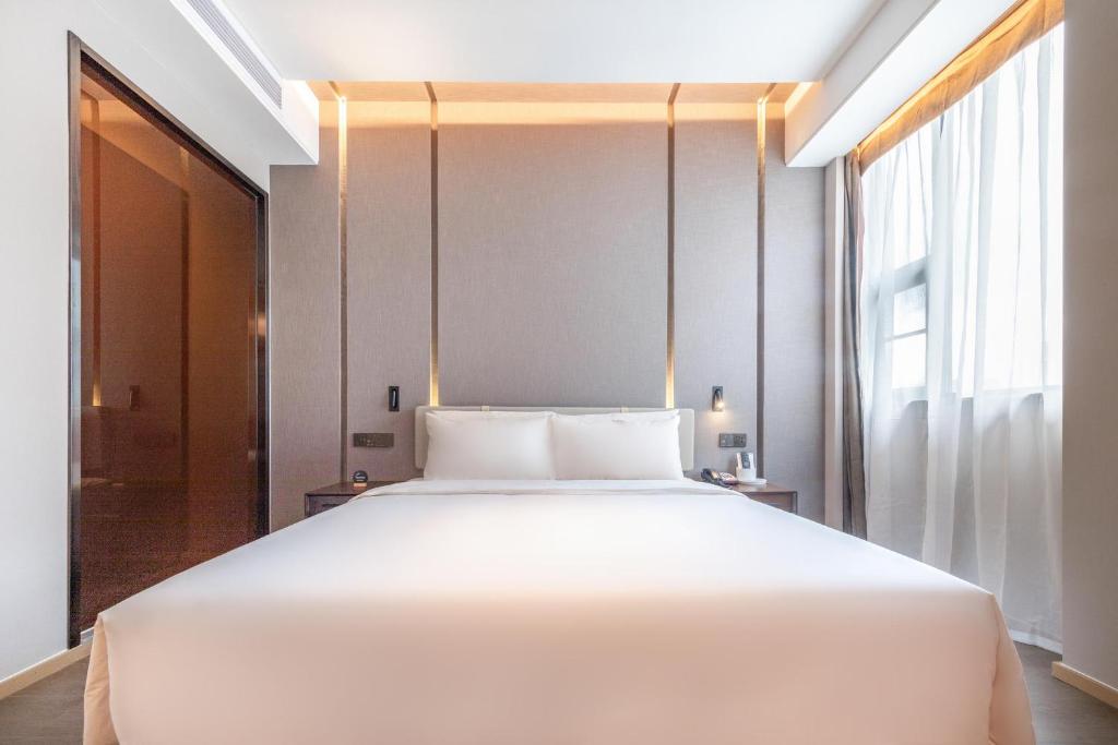 Postel nebo postele na pokoji v ubytování Atour Hotel Shenzhen Huaqiang North