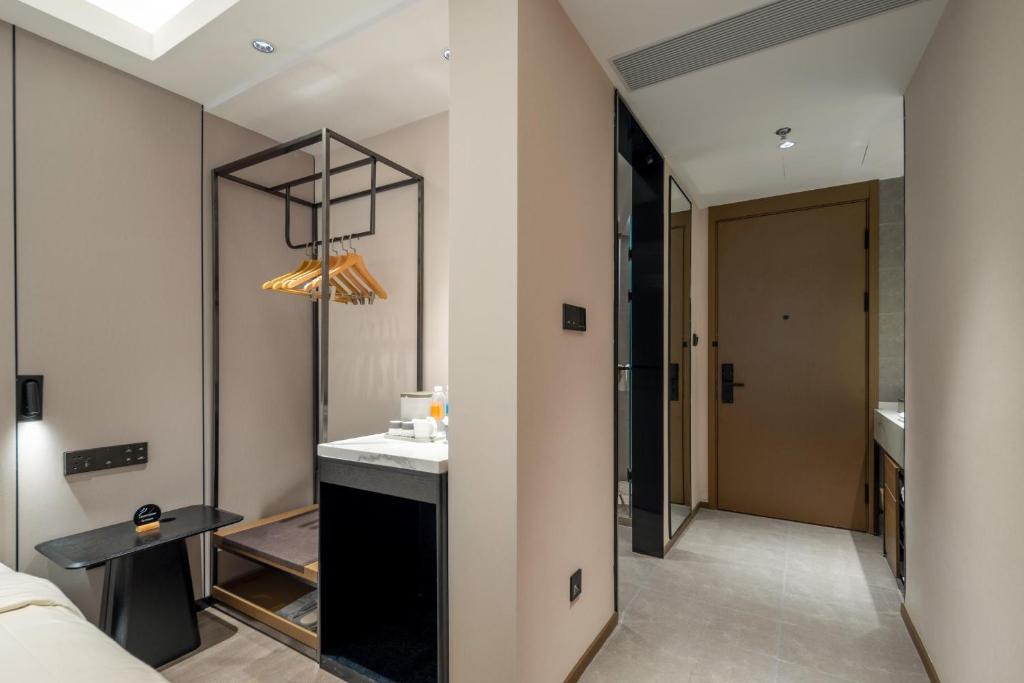 Postel nebo postele na pokoji v ubytování Atour Hotel Shanghai Hongqiao Xinzhuang Business District
