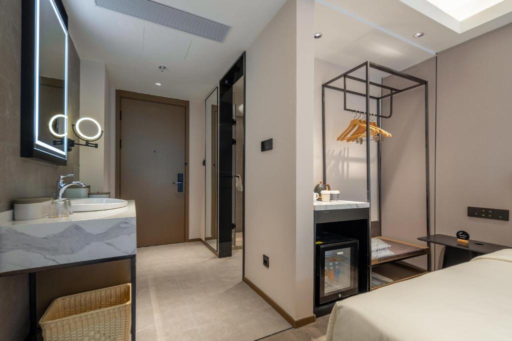 Postel nebo postele na pokoji v ubytování Atour Hotel Shanghai Hongqiao Xinzhuang Business District