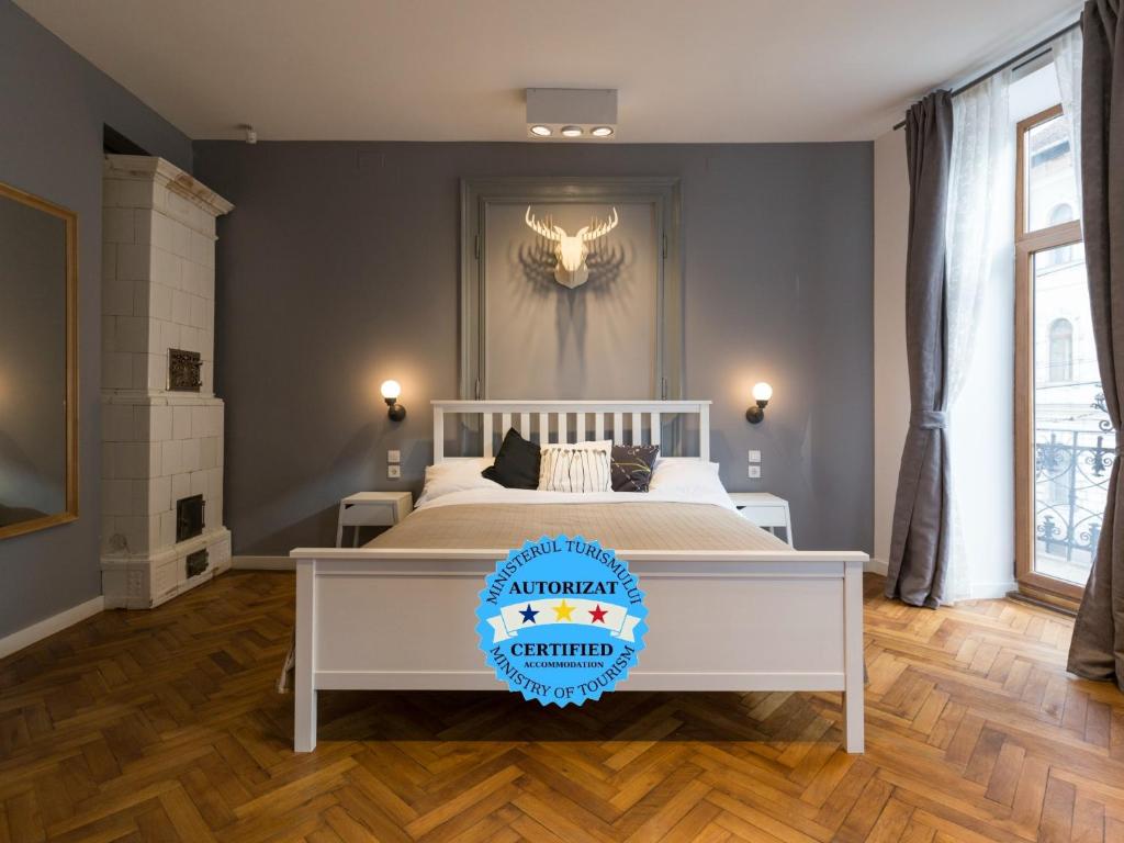 sypialnia z dużym białym łóżkiem w pokoju w obiekcie My Place Ferdinand w Klużu-Napoce