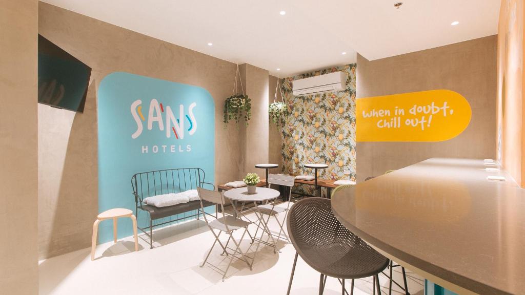 Posezení v ubytování Sans Hotel at One JD Place Makati by RedDoorz