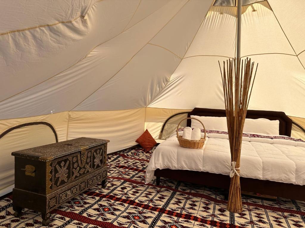 Postel nebo postele na pokoji v ubytování Thousand Stars Desert Camp