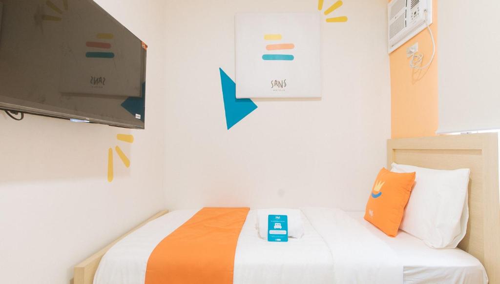 Postel nebo postele na pokoji v ubytování Sans Hotel at One JD Place Makati by RedDoorz