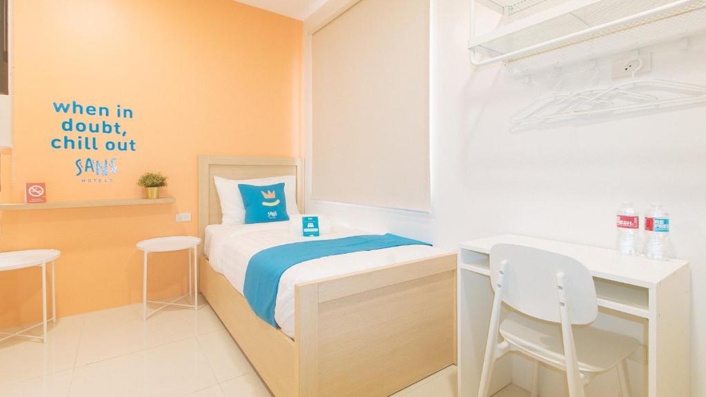Postel nebo postele na pokoji v ubytování Sans Hotel at One JD Place Makati by RedDoorz