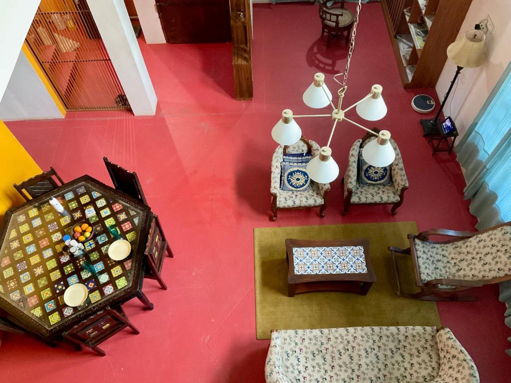 einen Blick über ein Wohnzimmer mit Möbeln und Lampen in der Unterkunft Zorba the Buddha in Begusarai