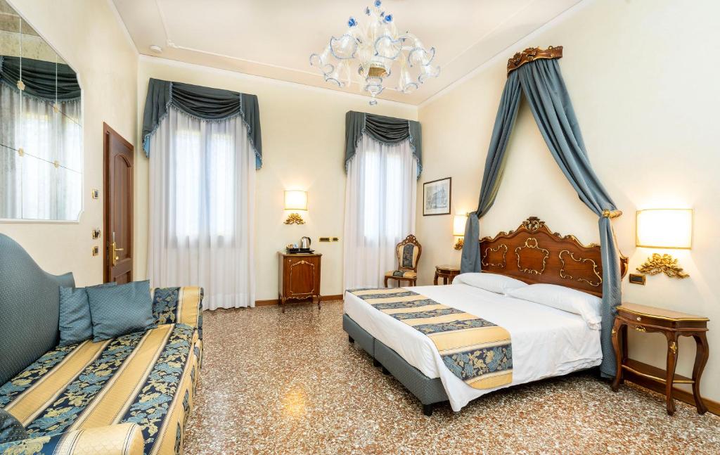 Postel nebo postele na pokoji v ubytování Hotel Torino