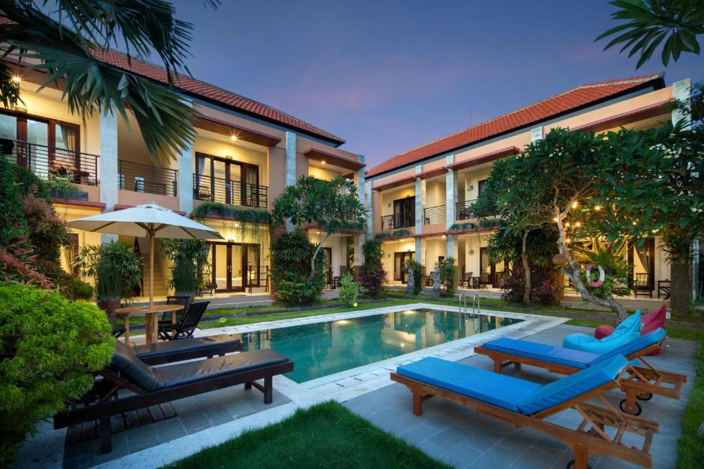 un patio con piscina en una casa en Canggu Bona Kubu, en Canggu