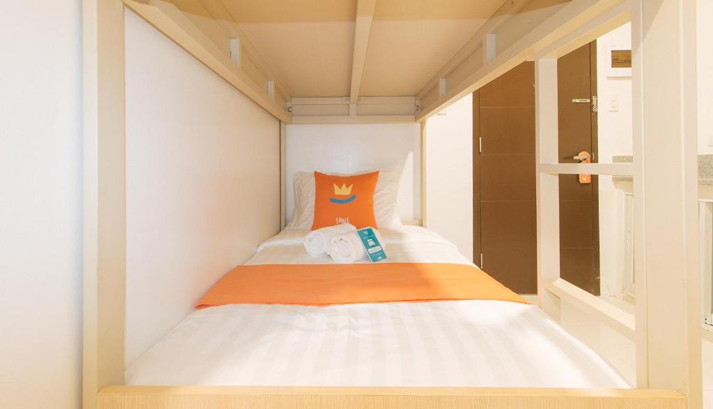 Postel nebo postele na pokoji v ubytování Sans Hotel at One JD Place Makati by RedDoorz