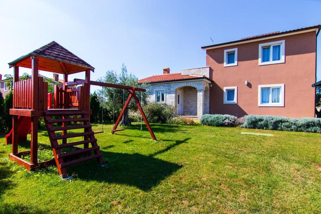Plac zabaw dla dzieci w obiekcie Villa Dominika