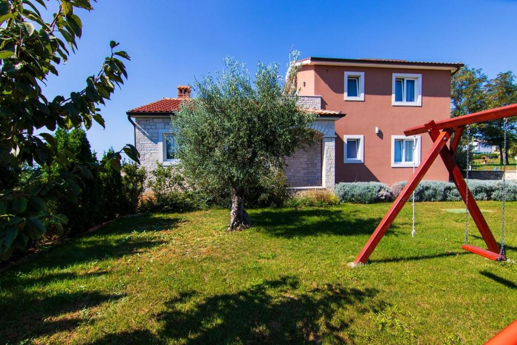 Plac zabaw dla dzieci w obiekcie Villa Dominika