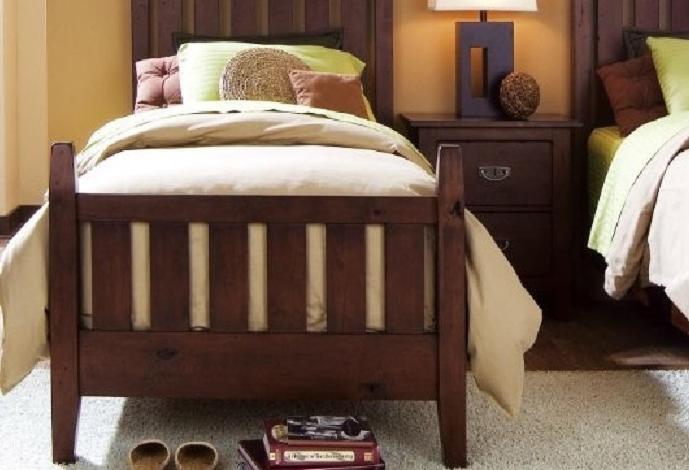 ein Schlafzimmer mit einem Bett mit einem Kinderbett aus Holz in der Unterkunft Little House JFK AIRPORT in Brooklyn Manor