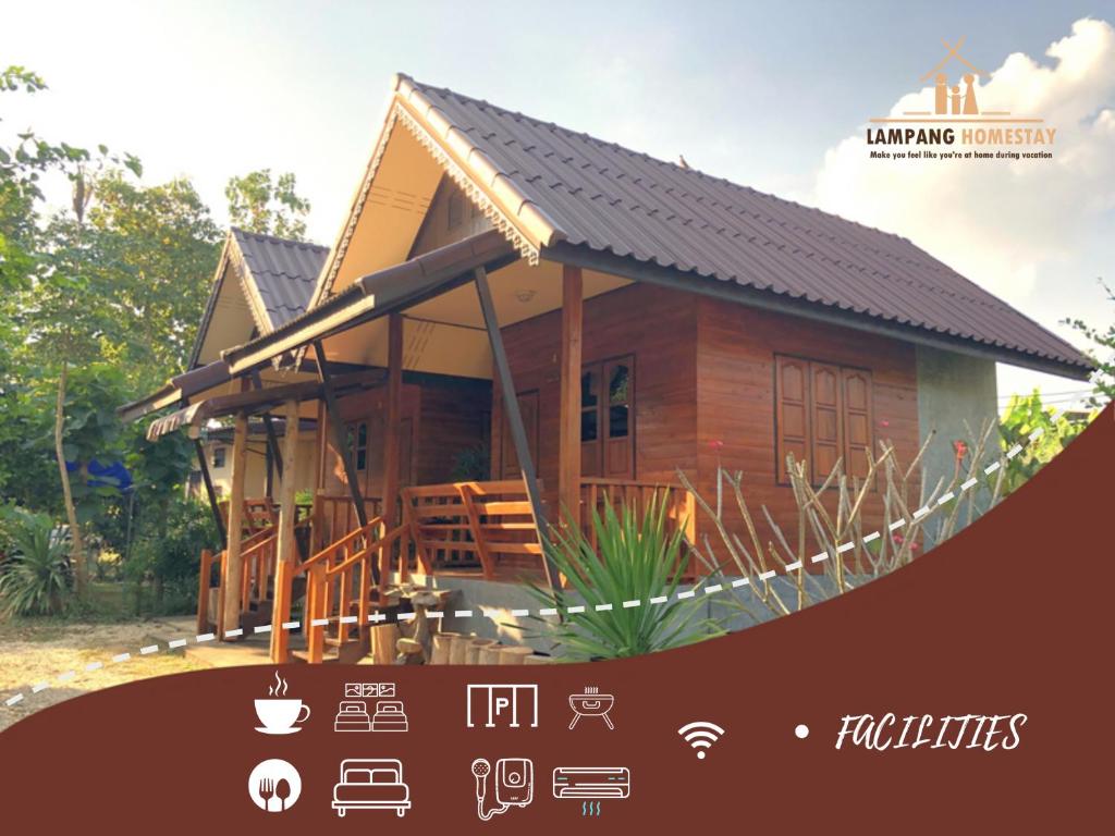 een klein houten huis met een metalen dak bij Lampang homestay2 in Lampang