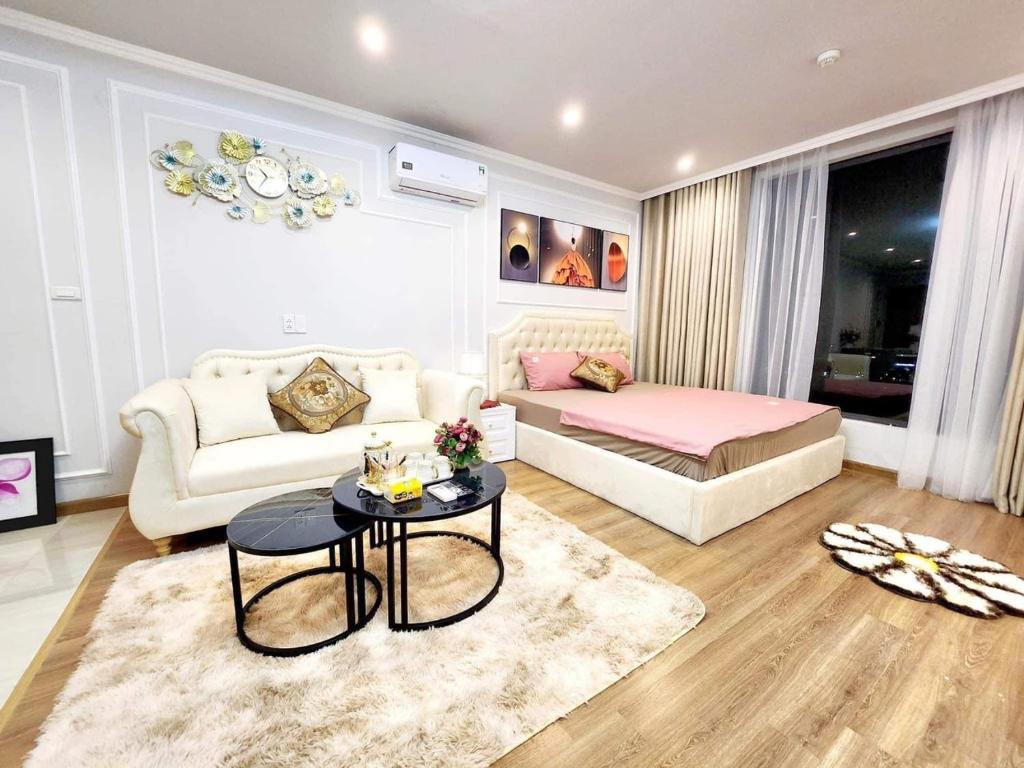 uma sala de estar com um sofá e uma cama em Homestay HaLong studio em Ha Long