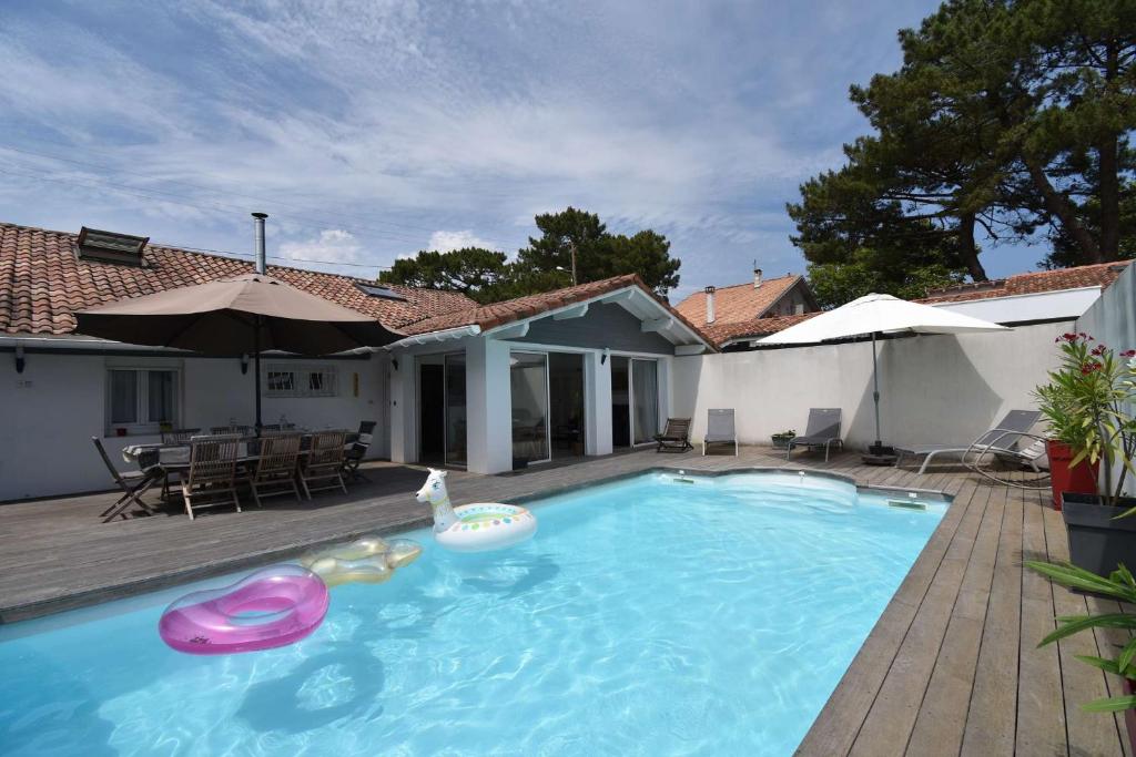 einen Pool mit aufblasbarem Zugang in der Unterkunft Location vacances capbreton superbe villa avec piscine pour 8 personnes in Capbreton