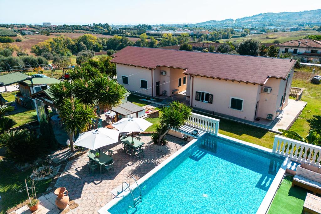 an aerial view of a house with a swimming pool at Residence IL Villaggio del Re in Corropoli