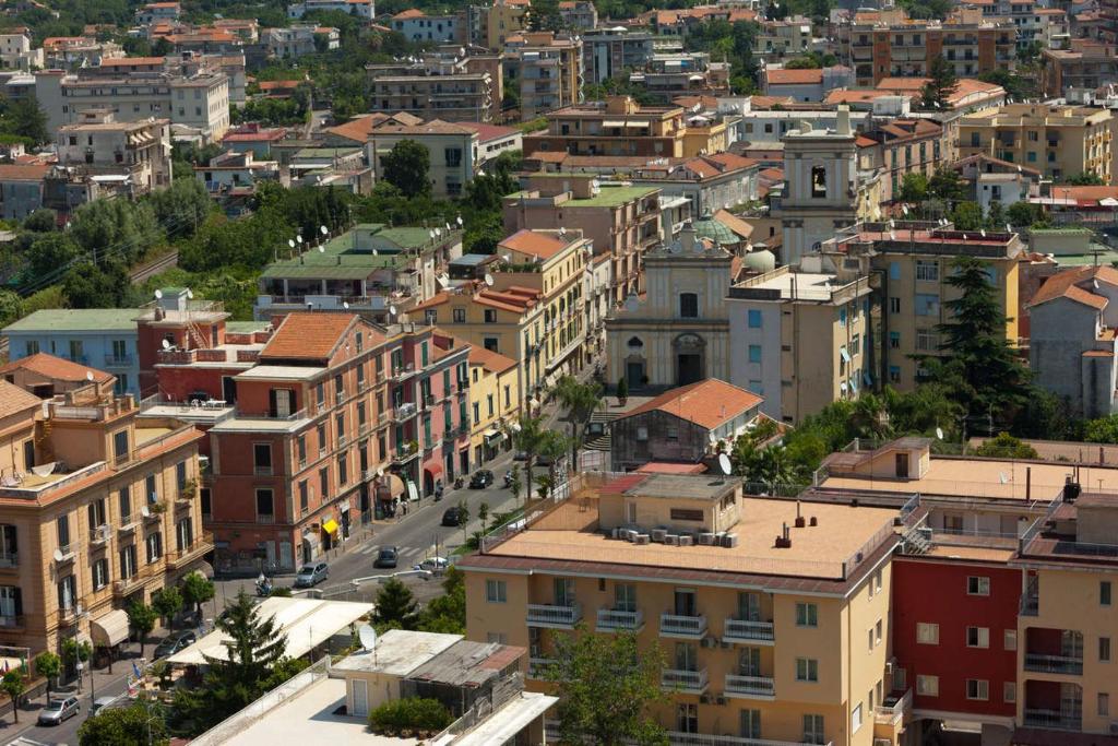 Nespecifikovaný výhled na destinaci Sorrento nebo výhled na město při pohledu z hotelu