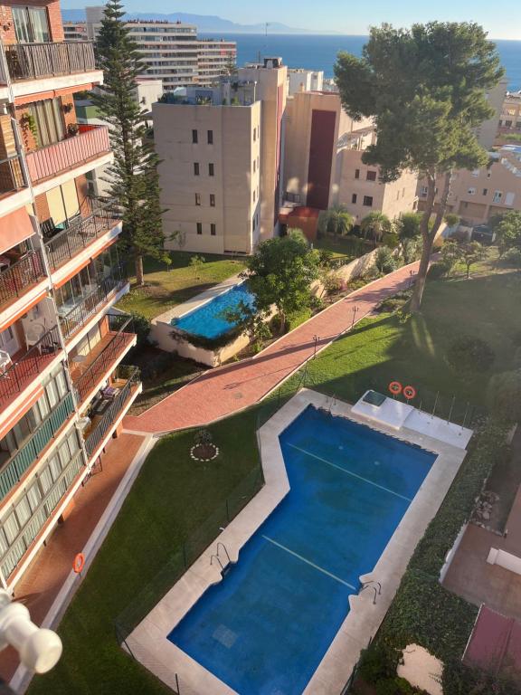 una vista aérea de una piscina y una pista de tenis en Sol y Paz, en Torremolinos
