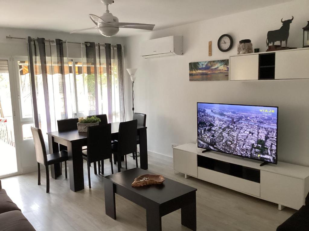 salon z telewizorem i jadalnią w obiekcie Casa Torremar Playa de San Juan w Alicante