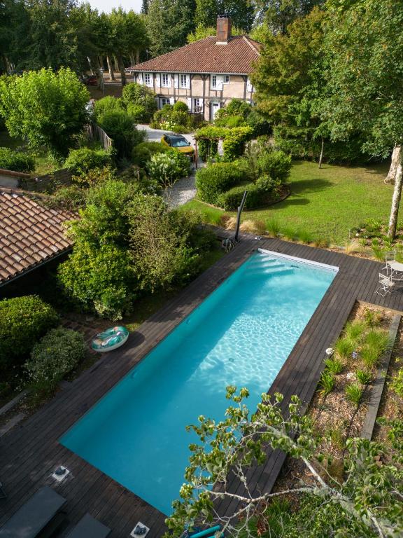 - une vue sur la piscine dans la cour dans l'établissement Quizas Maison d'hôtes, à Onesse-et-Laharie