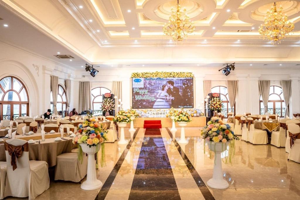 TV a/nebo společenská místnost v ubytování Hòa Nam Hotel