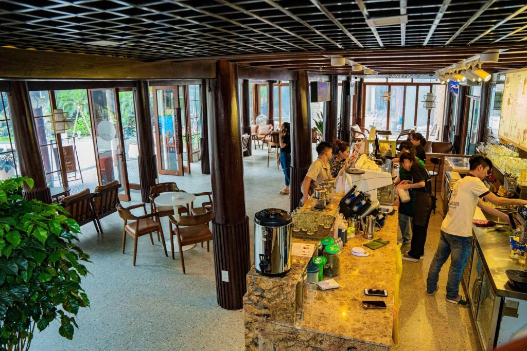 Restaurace v ubytování Hòa Nam Hotel