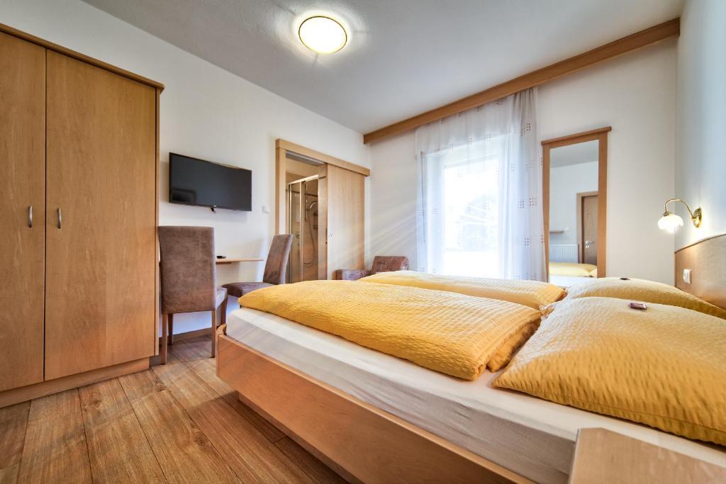 Postel nebo postele na pokoji v ubytování Gasthof Anny