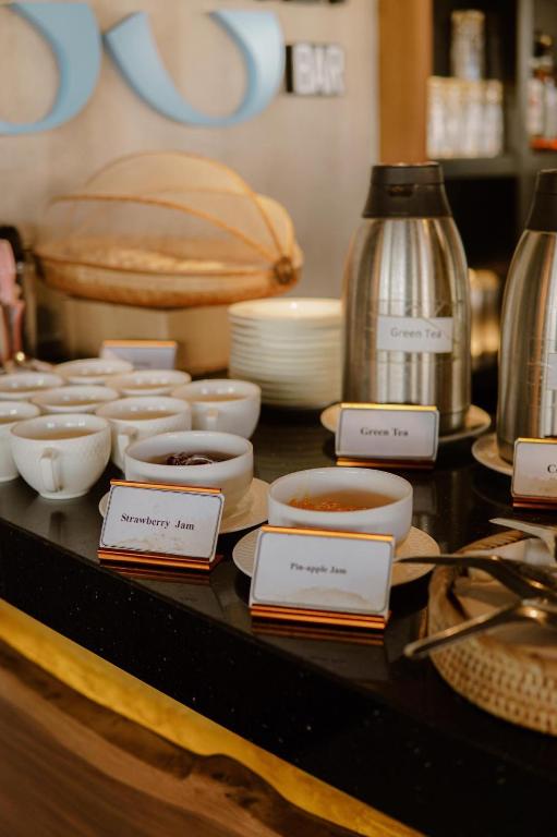 Příslušenství pro přípravu čaje a kávy v ubytování SERENE Stays Hotel