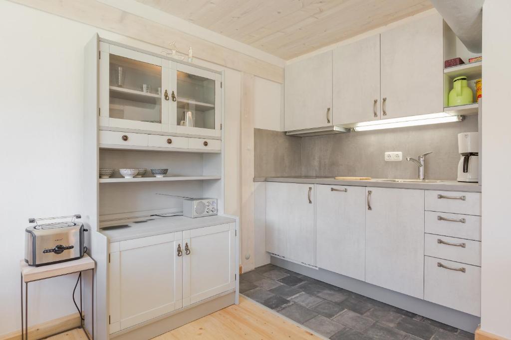 Kuchyň nebo kuchyňský kout v ubytování Friesenhaus Birkenhof