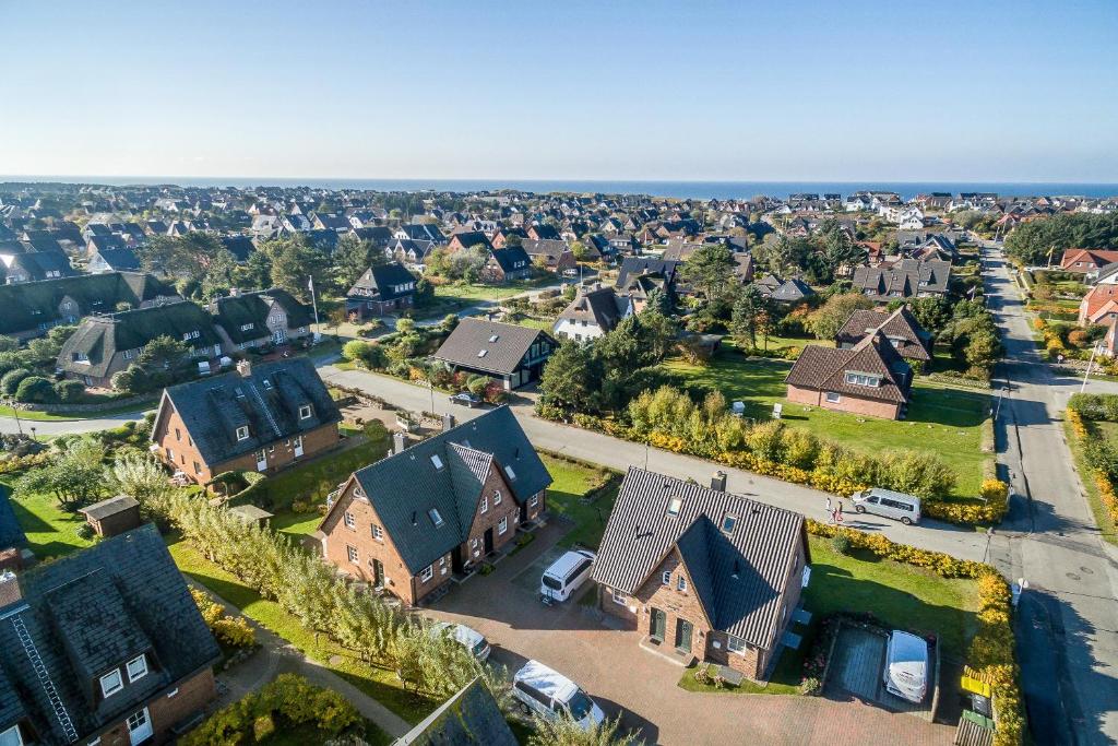 eine Luftaufnahme eines Wohnviertels mit Häusern in der Unterkunft Hingst, App. 3 Nettes Neest in Wenningstedt-Braderup