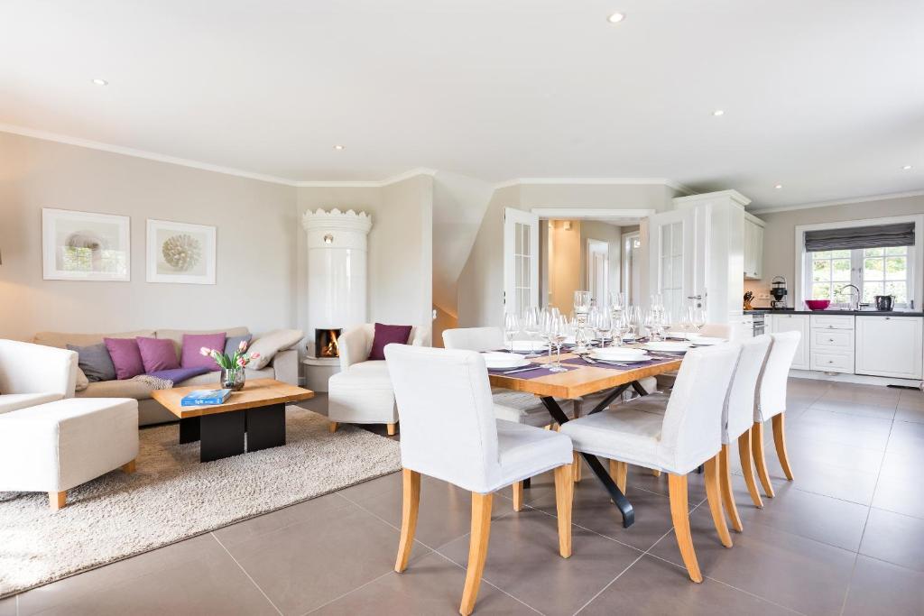 een eetkamer en woonkamer met een tafel en stoelen bij Watthues Wenningstedt in Wenningstedt