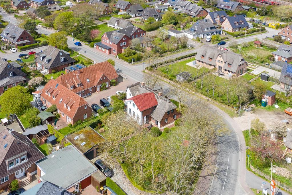 an aerial view of a residential neighborhood with houses at Kampende II in Tinnum