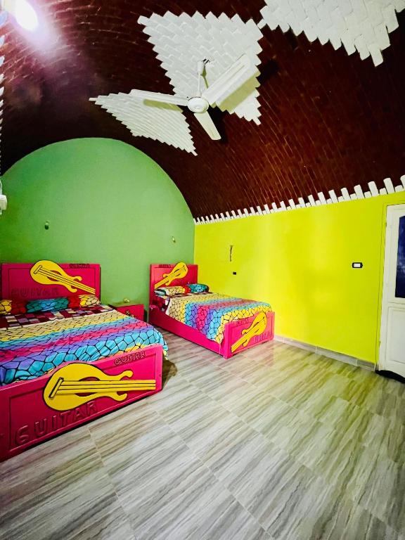 Una cama o camas en una habitación de Fadlos Anay Nubian Guesthouse فضلوس أناي