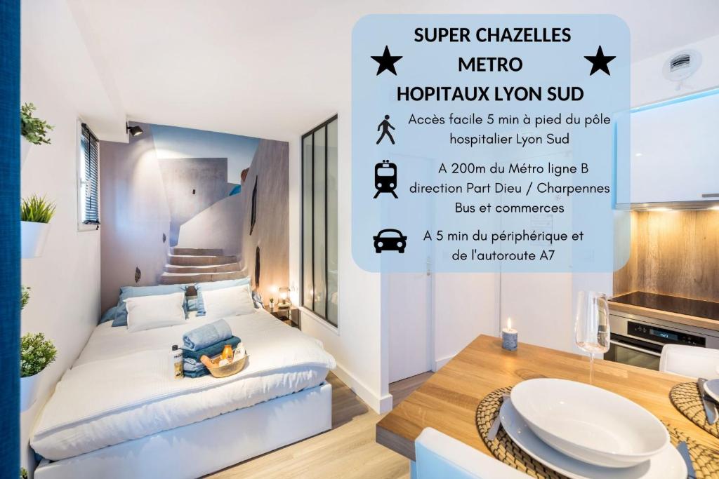 - une chambre dotée d'un lit avec un panneau indiquant super christs meo h dans l'établissement Super Chazelles - Métro - Hôpitaux Lyon Sud, à Saint-Genis-Laval