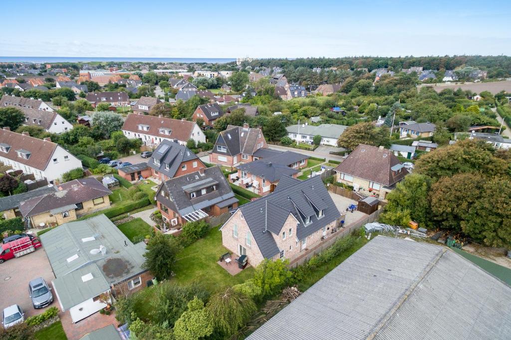 una vista aérea de un barrio residencial con casas en Mittenmang en Westerland