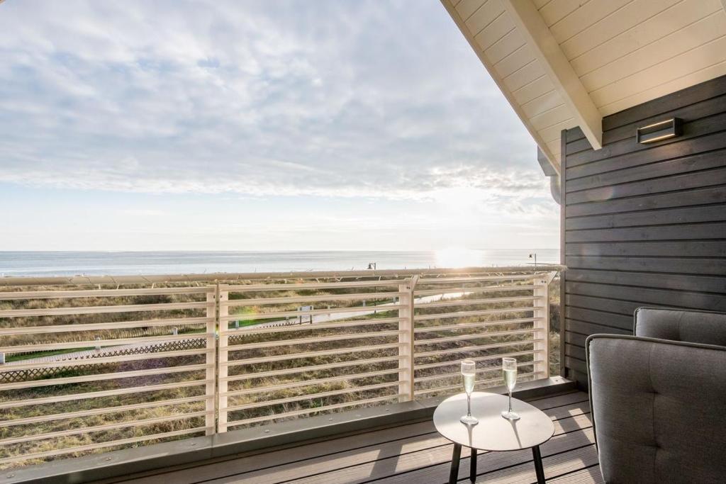 balcón con vistas a la playa en Hafen27List, Haus 8, en List