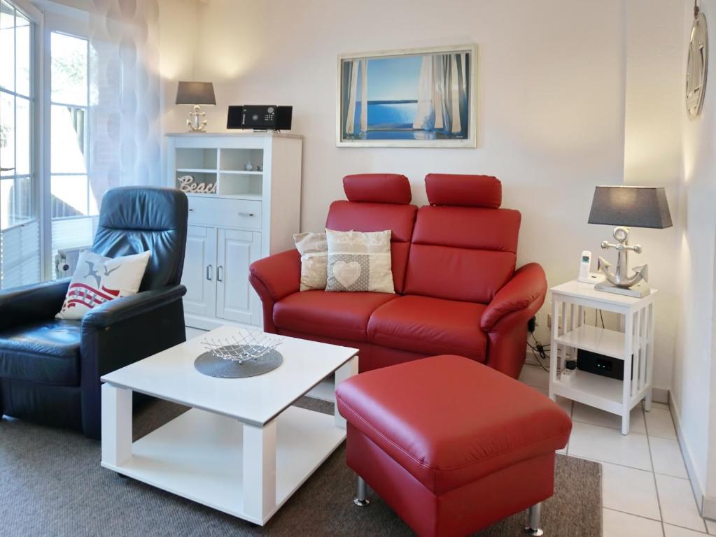 ヴェニングシュテットにあるMittelweg App 2のリビングルーム(椅子2脚、赤いソファ付)